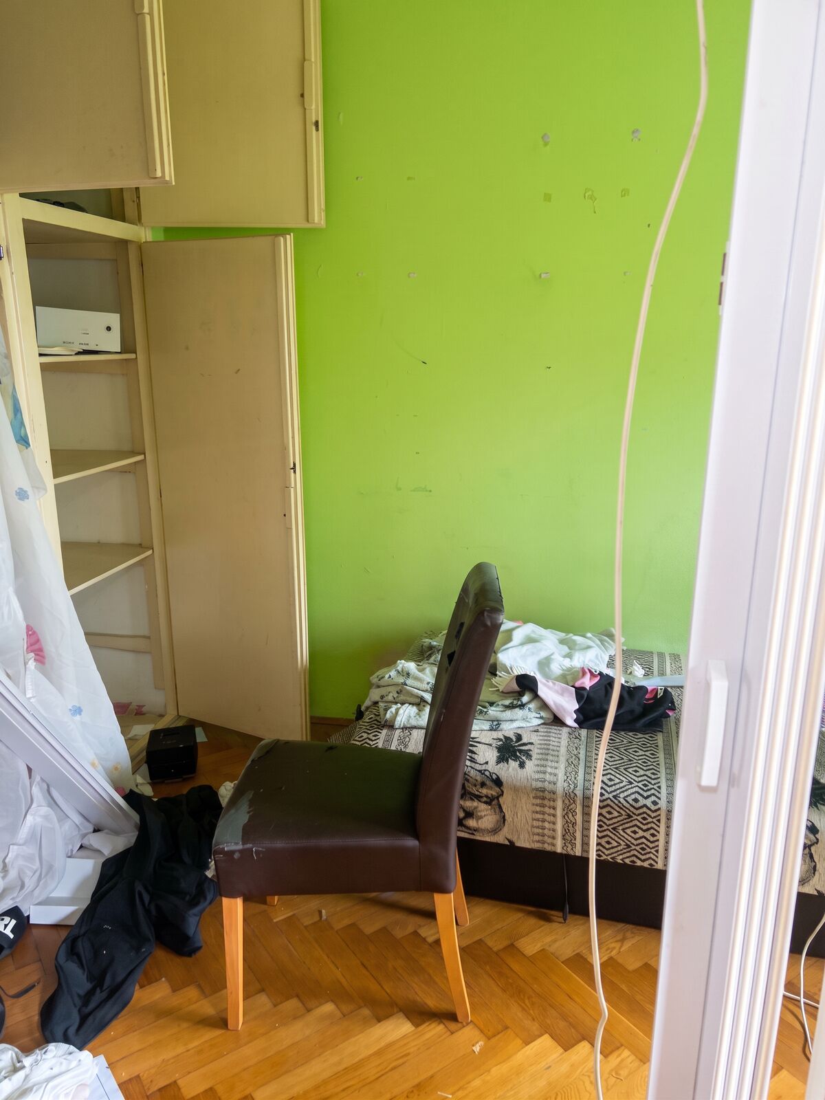 Lomtalanítás előtt – zsúfolt szoba bútorokkal és lommal