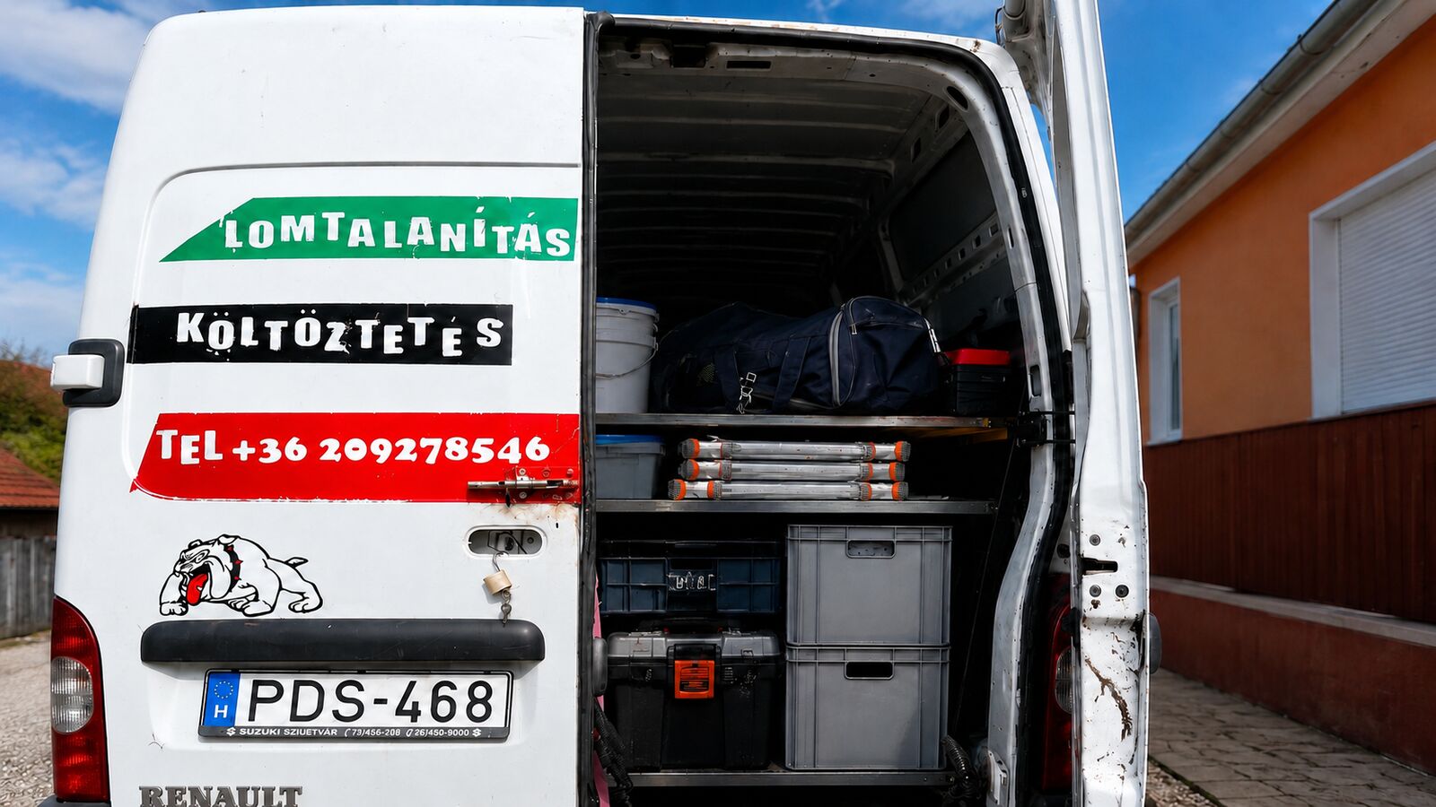 Lomtalanító furgon felirattal, rendezett rakodótérrel